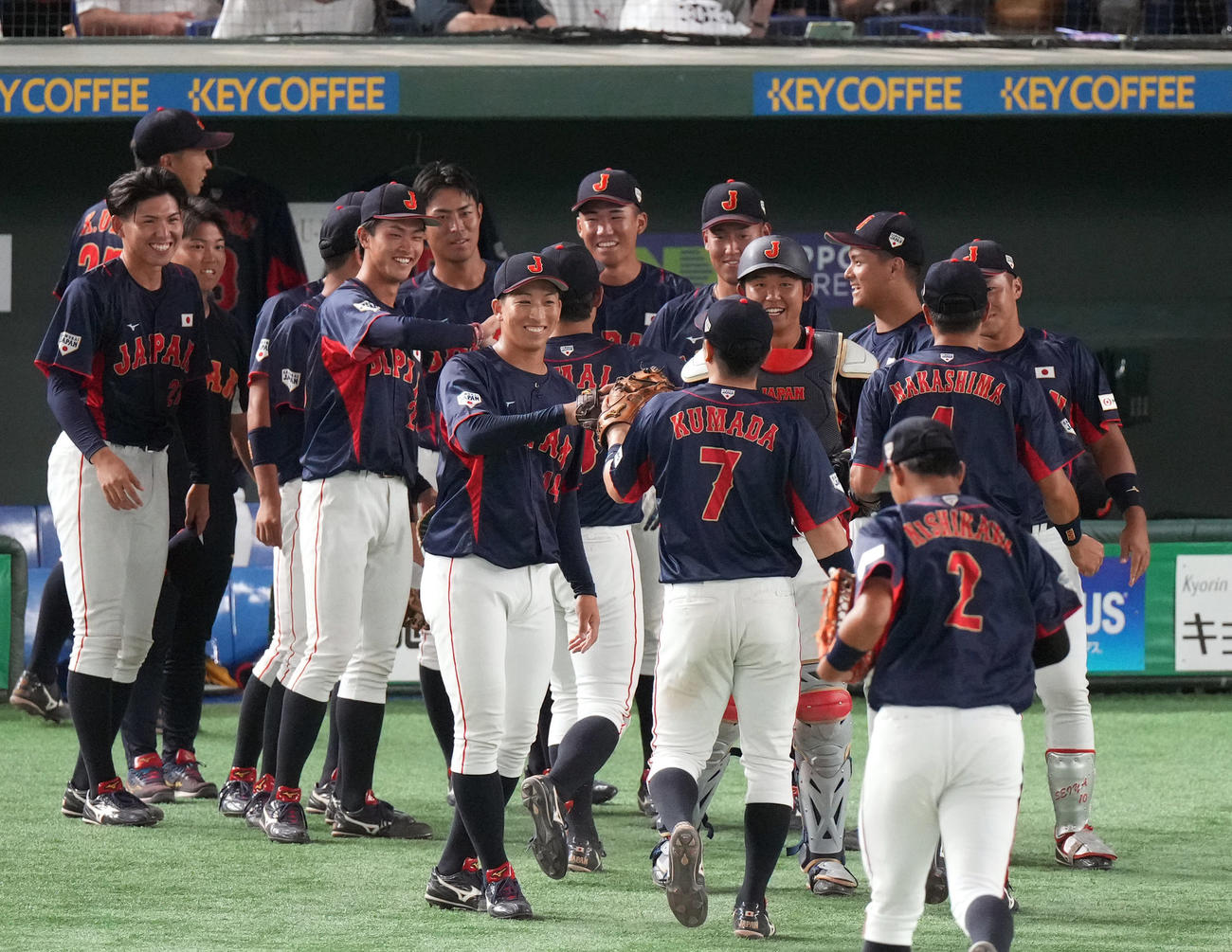 高校日本代表対大学日本代表　5回表を抑え、笑顔でナインを迎える細野（中央）（撮影・狩俣裕三）