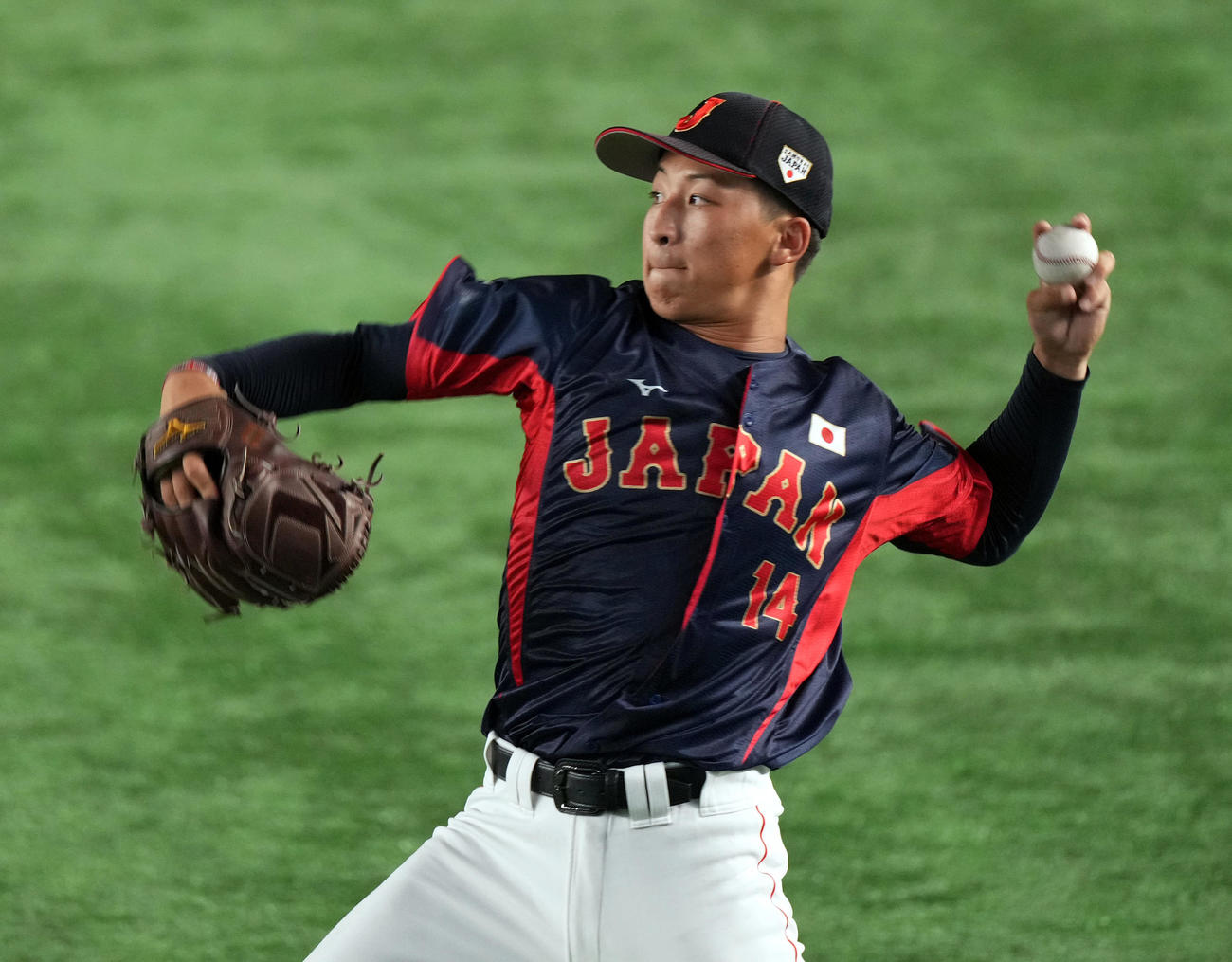 高校日本代表対大学日本代表　試合前にキャッチボールをする大学日本代表の東洋大・細野（撮影・狩俣裕三）