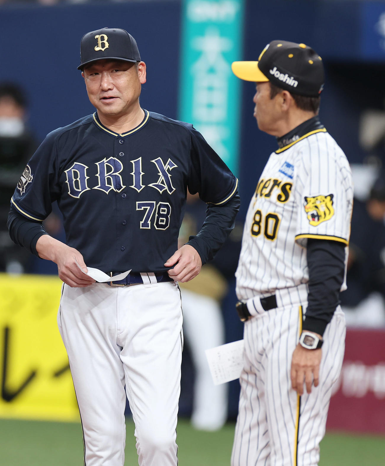 阪神対オリックス　試合前、阪神岡田監督（右）とメンバー表を交換するオリックス中嶋監督（2023年3月撮影）