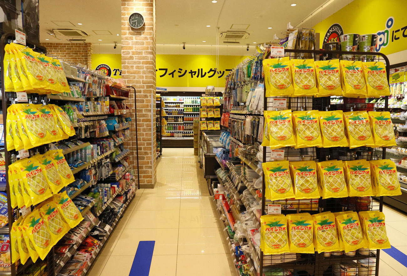 たくさん並ぶパインアメ（撮影・上山淳一）