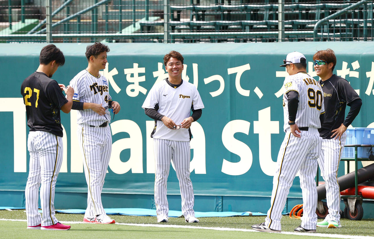 投手指名練習で笑顔を見せる、左から伊藤将、大竹、村上、久保田コーチ、西勇（撮影・上山淳一）