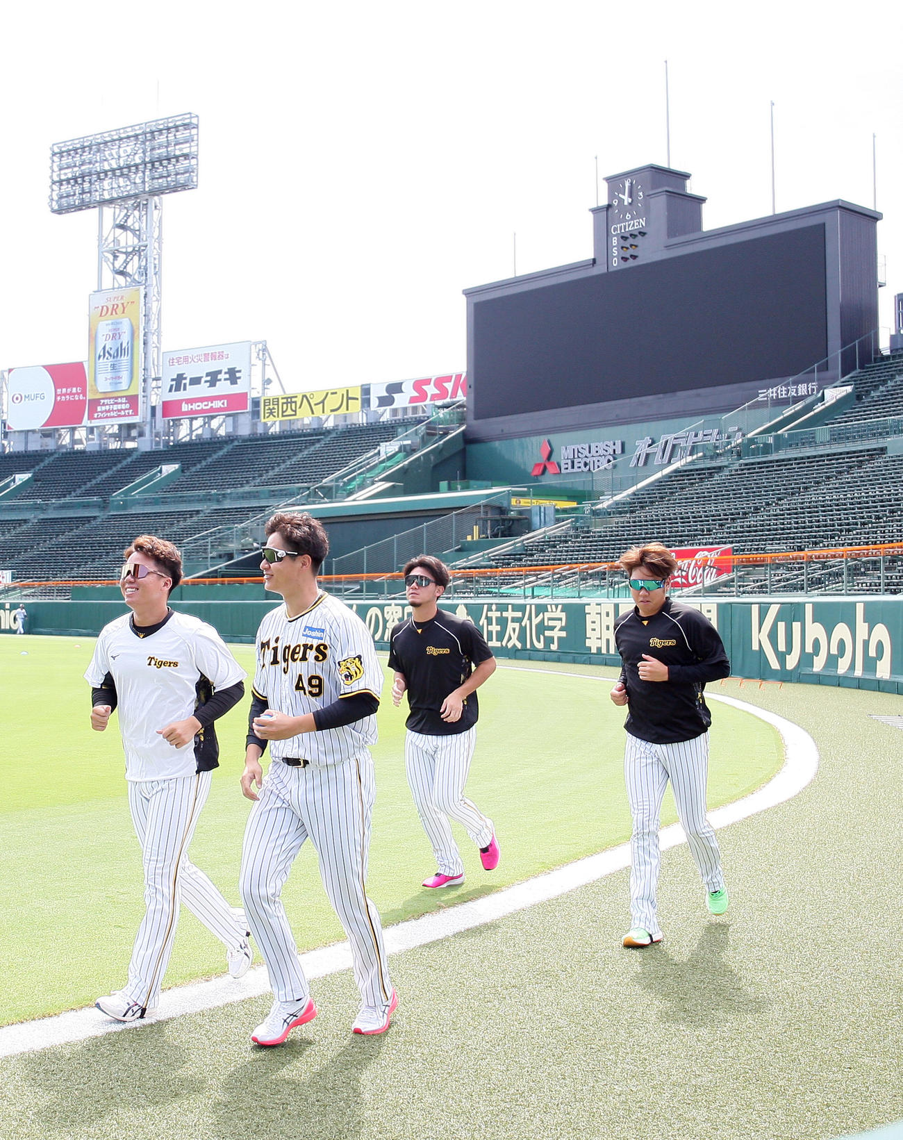 投手指名練習で汗を流す、左から村上、大竹、伊藤将、西勇（撮影・上山淳一）
