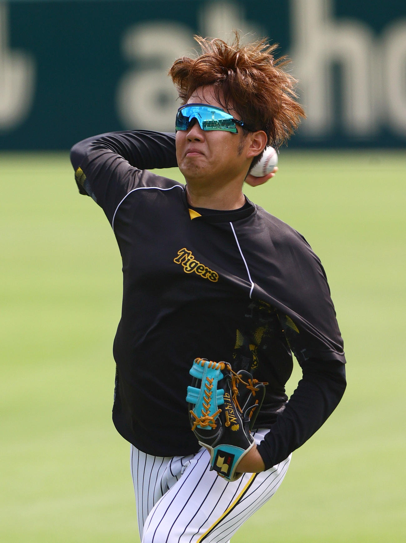 キャッチボールする阪神西勇（撮影・上山淳一）