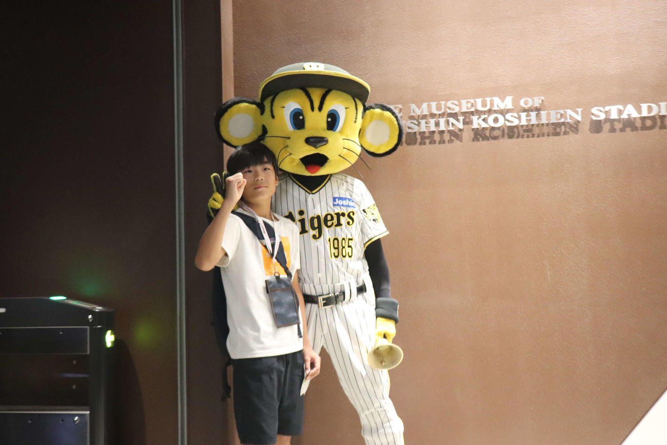 甲子園歴史館の150万人目の来場者となった、小岩隼真くんとトラッキー