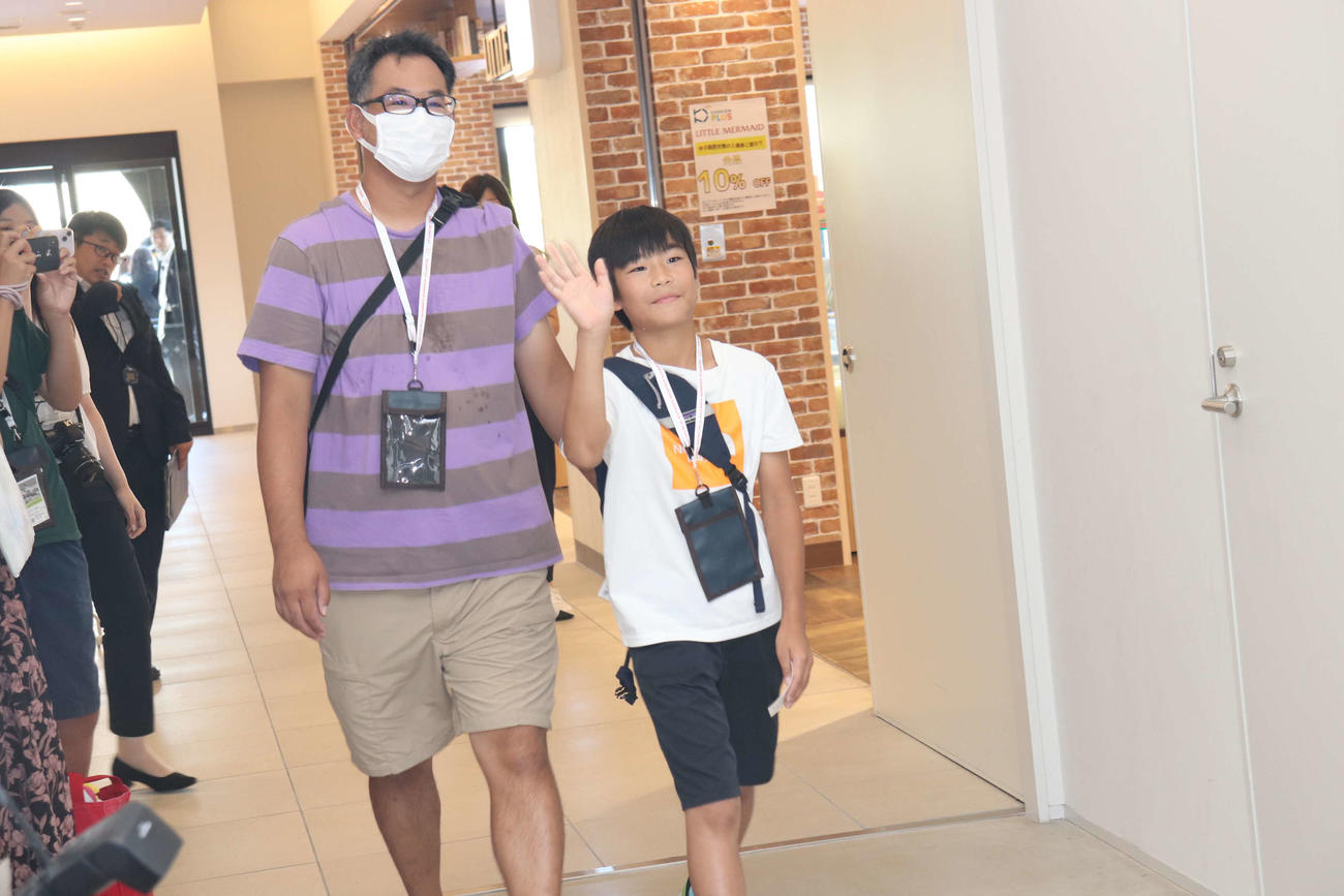 甲子園歴史館の150万人目の来場者となった、小岩隼真くん（右）と父陽平さん
