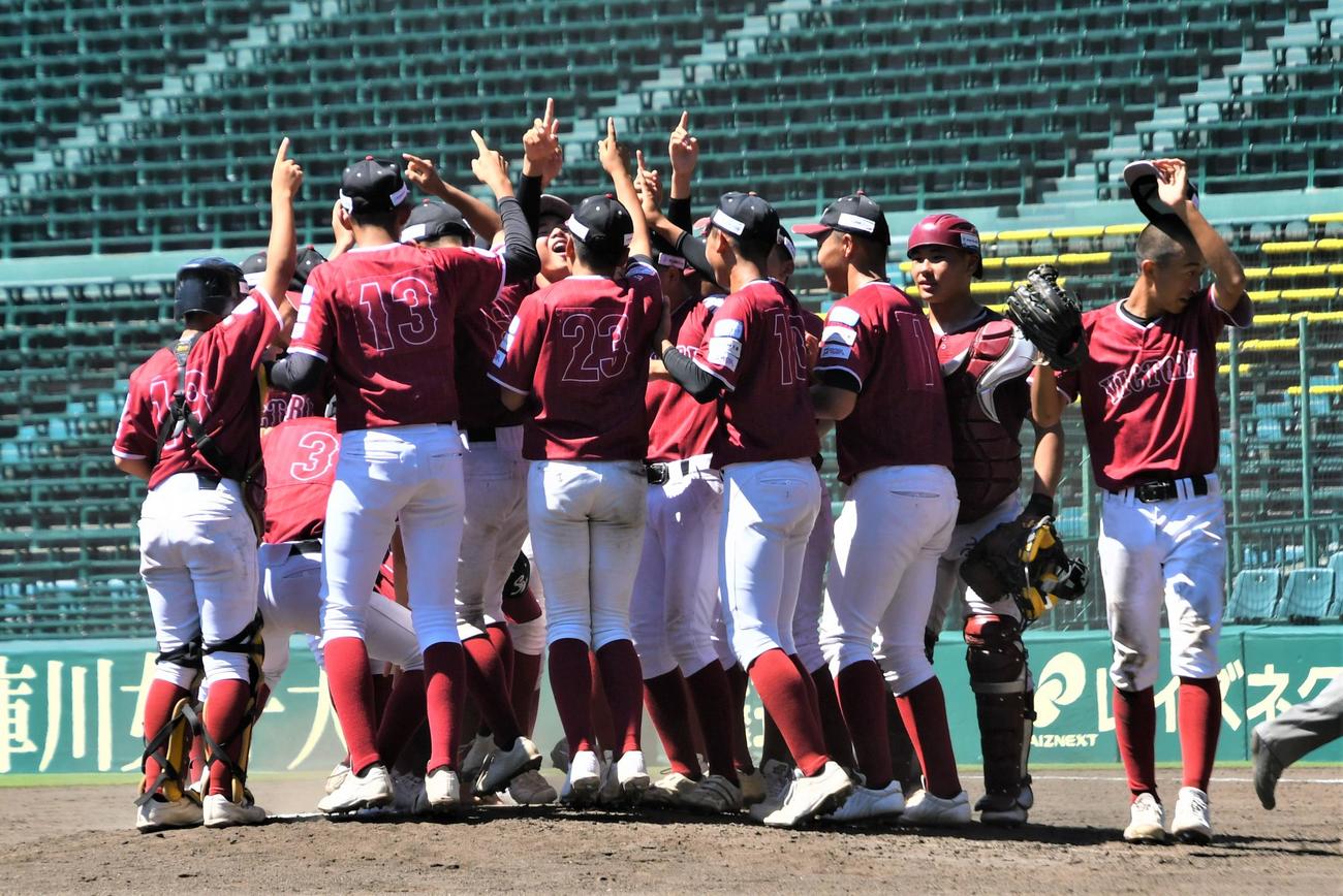 優勝の瞬間、甲子園のマウンドに集まったポニー佐賀ビクトリー。力投の竹下（右端）はほっと一息（撮影・久我悟）