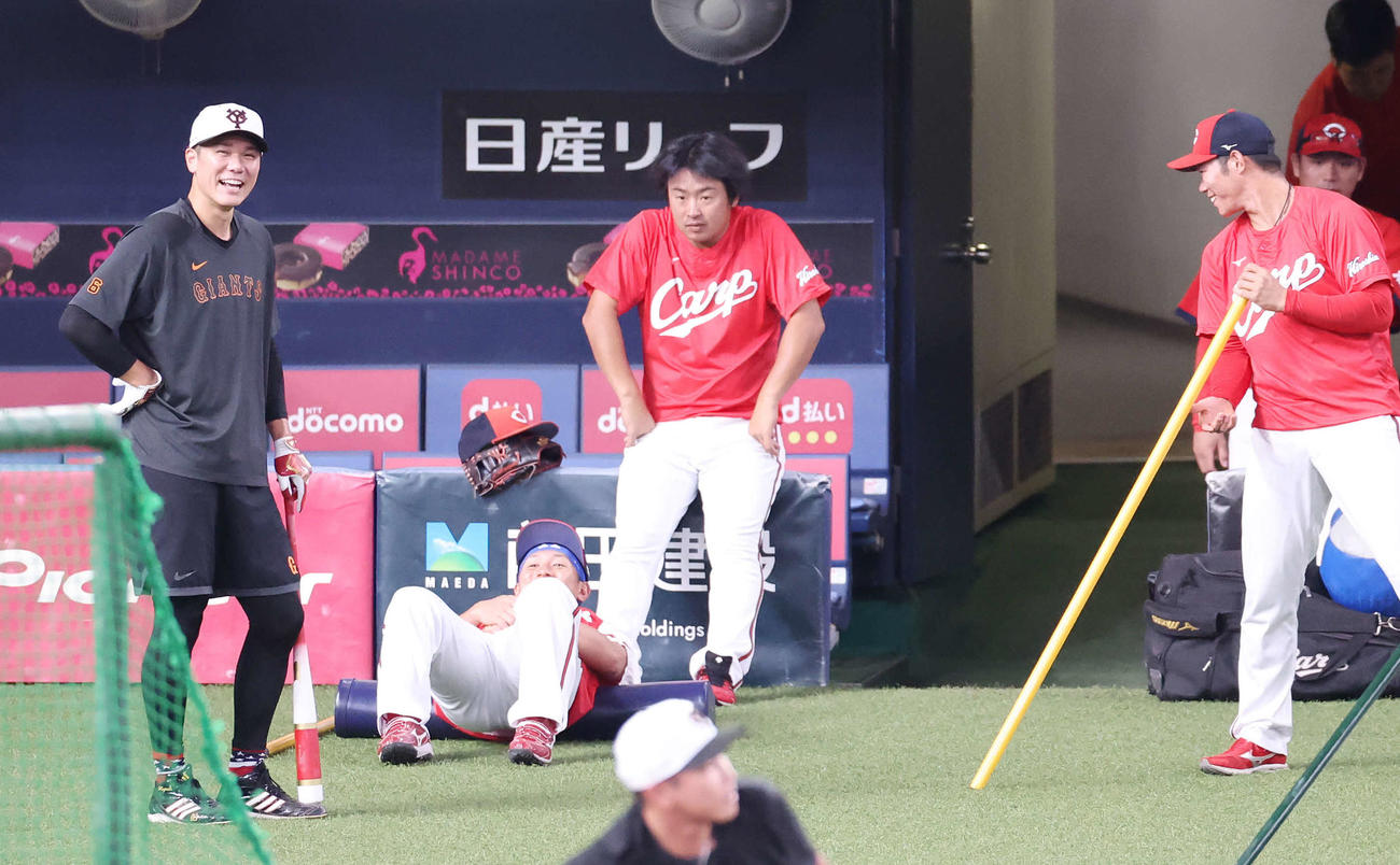 巨人対広島　試合前、広島の選手たちと笑顔を見せる巨人坂本（左）（撮影・宮地輝）