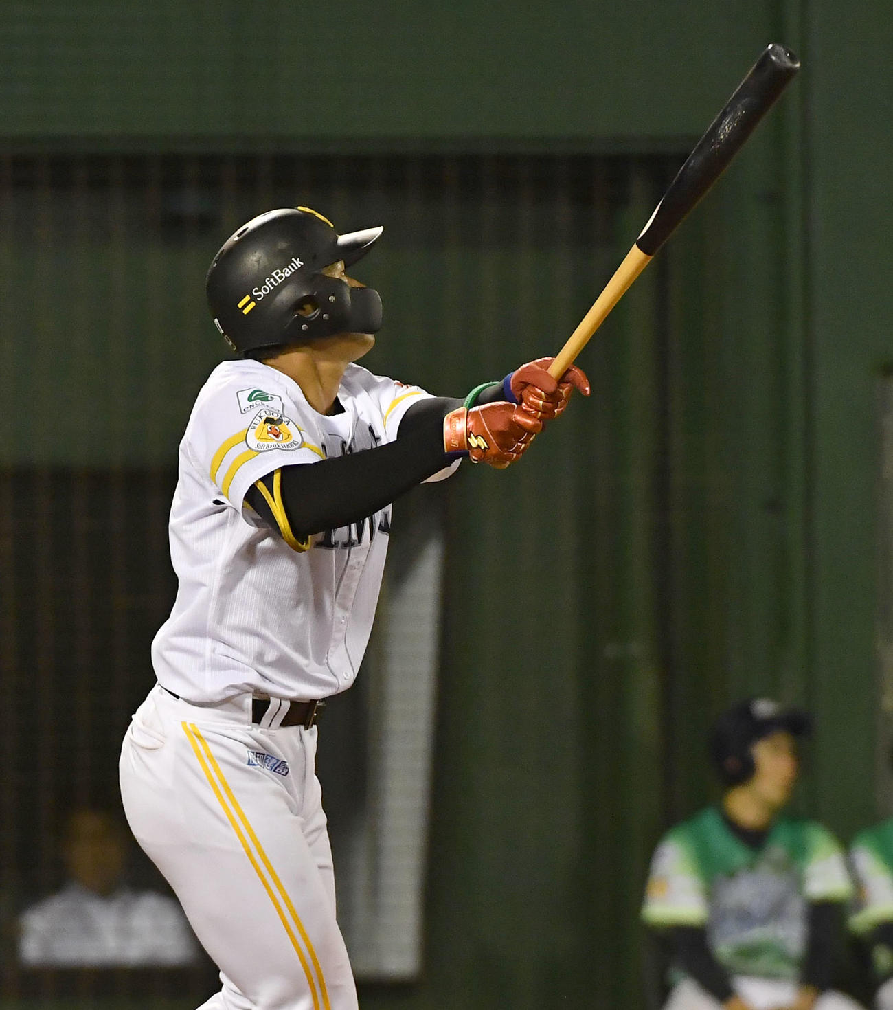 ソフトバンク対オリックス　3回裏ソフトバンク1死一、二塁、左翼ポール際へ特大のファウルを放つ生海（撮影・岩下翔太）
