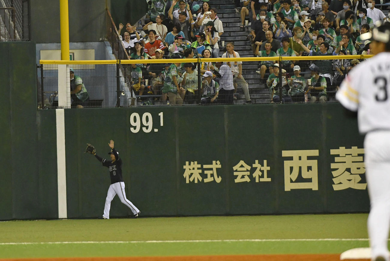 ソフトバンク対オリックス　3回裏ソフトバンク1死一、二塁、生海（手前右）の左翼ポール際への打球でファウルをアピールする左翼手の渡部（撮影・岩下翔太）