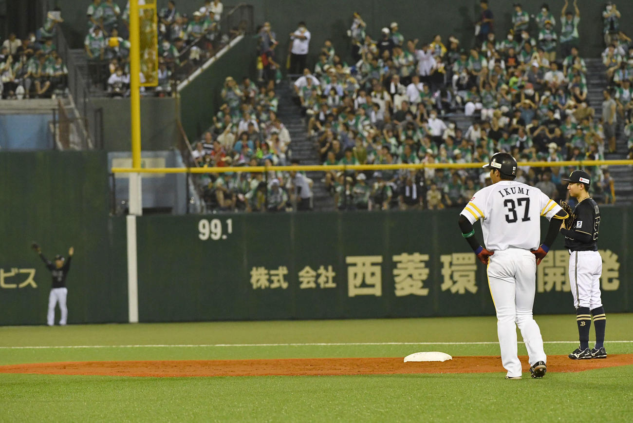 ソフトバンク対オリックス　3回裏ソフトバンク1死一、二塁、左翼ポール際への打球で左翼手の渡部（左奥）がファウルをアピールし、立ち止まる生海（撮影・岩下翔太）