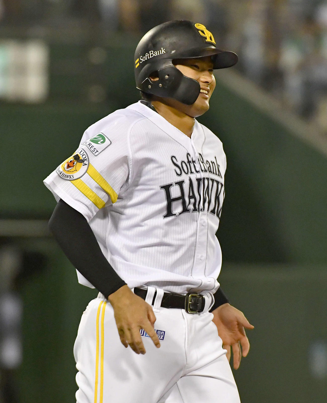 ソフトバンク対オリックス　3回裏ソフトバンク1死一、二塁、四球を選び、笑顔で出塁する生海（撮影・岩下翔太）