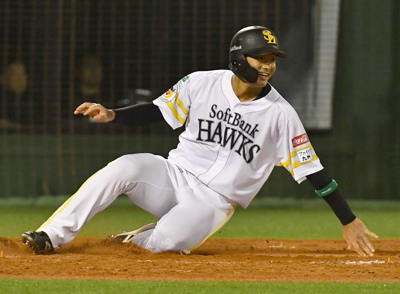 ソフトバンク対オリックス　3回裏ソフトバンク2死満塁、柳田の右中間3点適時三塁打で生還する一塁走者の生海（撮影・岩下翔太）