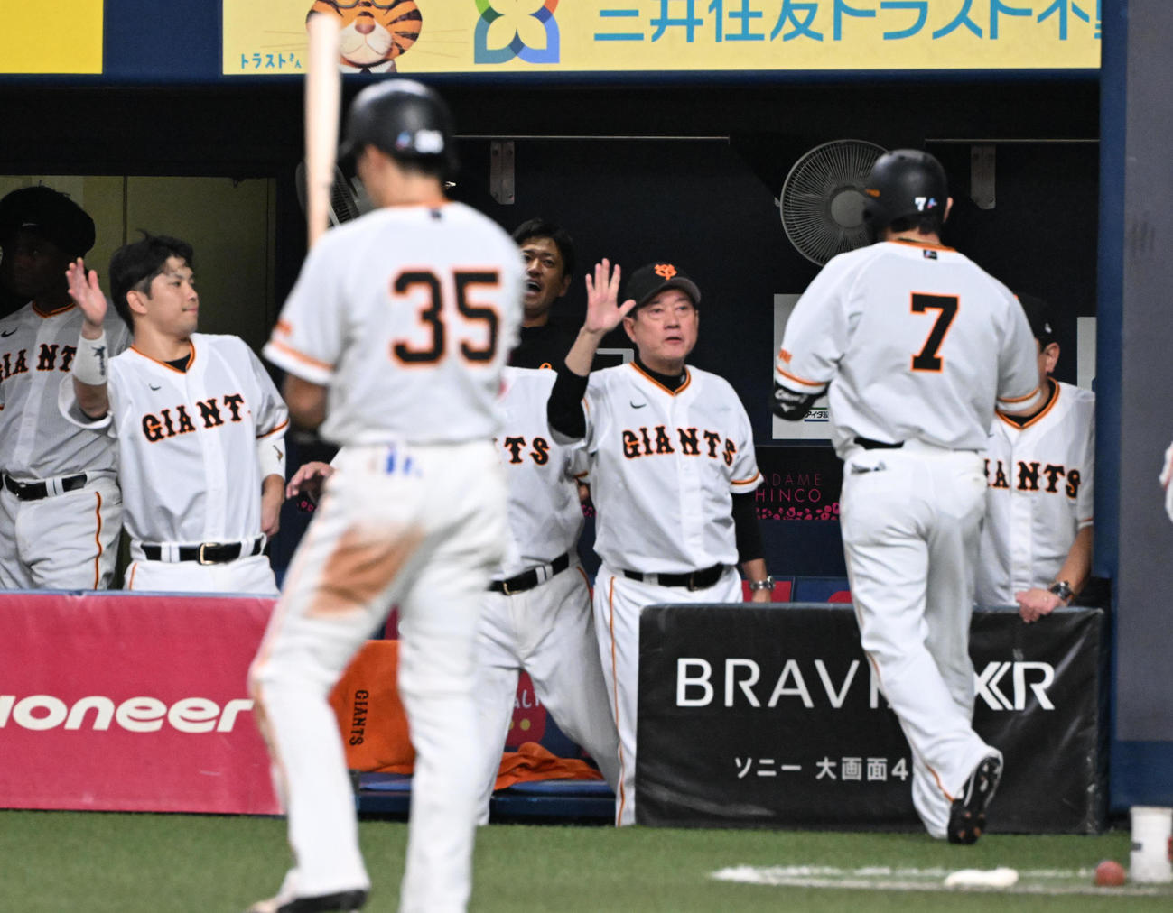 巨人対広島　6回裏巨人1死、左越えソロ本塁打を放った長野を迎える原監督ら（撮影・和賀正仁）