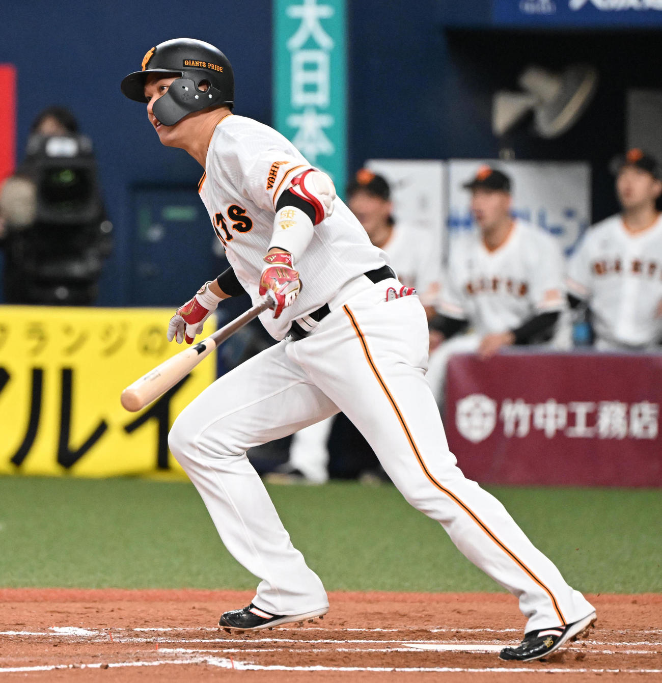 巨人対広島　6回裏巨人1死一、二塁、左前適時打を放つ坂本（撮影・和賀正仁）
