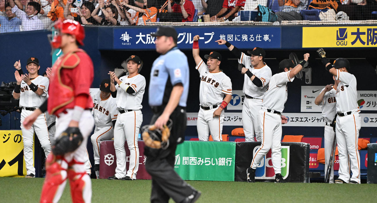 巨人対広島　6回裏巨人1死満塁、右に勝ち越し犠飛を放った中田翔にバンザイする巨人ナイン（撮影・和賀正仁）