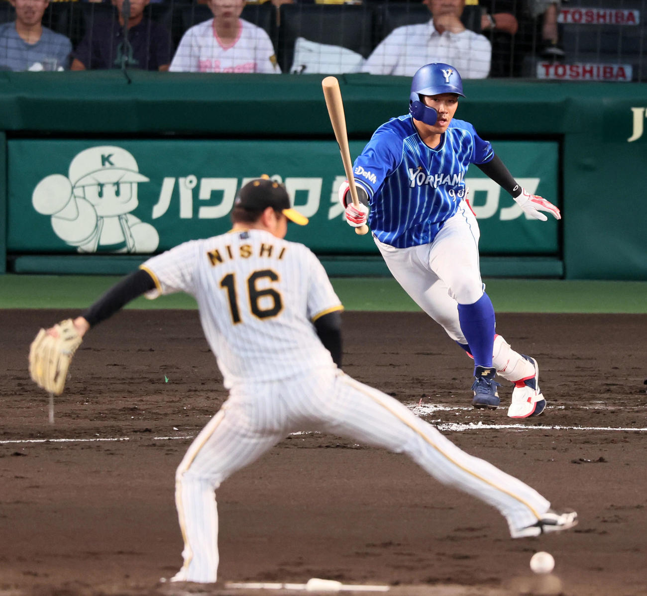 阪神対DeNA 2回表DeNA2死、京田の打球に足を出す阪神西勇。結果は中前打（撮影・加藤哉）