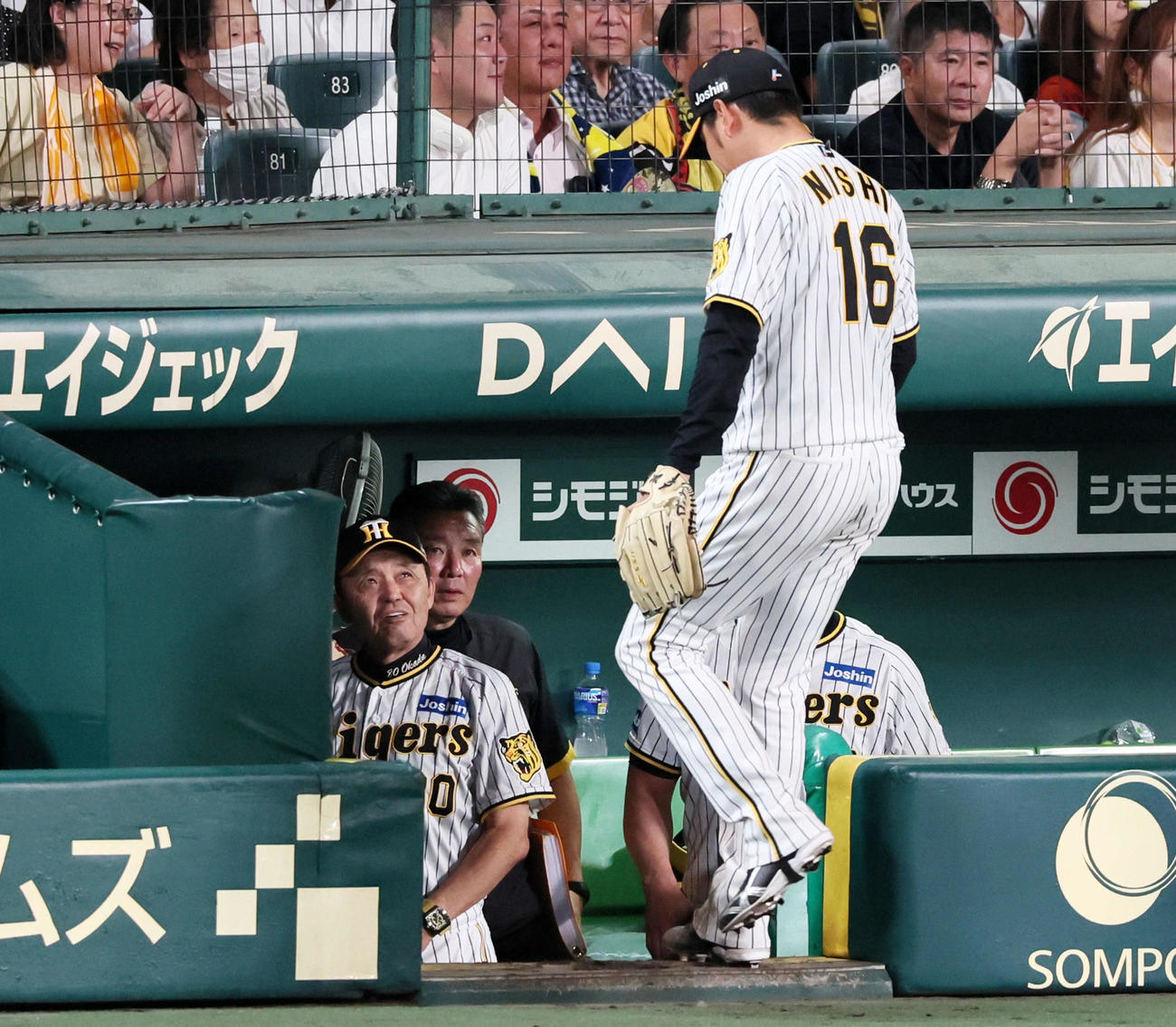 阪神対DeNA 7回表の登板を終えた西勇（右）にベンチで待ち受けた岡田監督が直接声を掛ける（撮影・加藤哉）