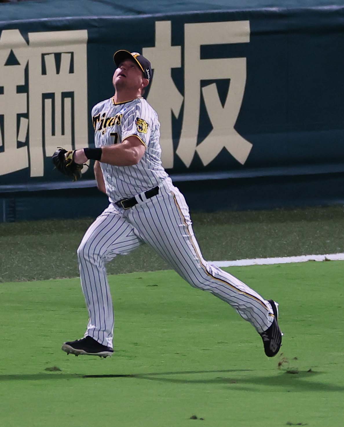 阪神対DeNA 8回表DeNA2死一塁、ノイジーは桑原の打球を落球する（撮影・上田博志）