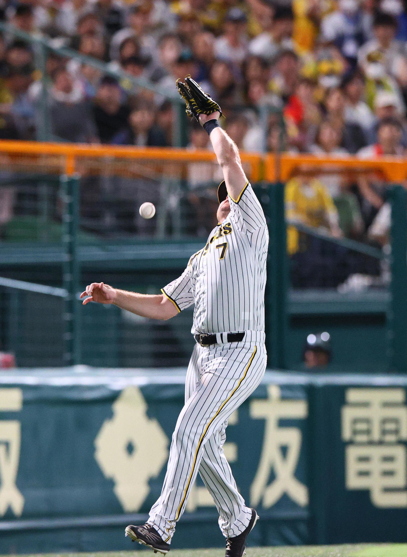 阪神対DeNA 8回表DeNA2死一塁、左翼手ノイジーは桑原の邪飛を落球する（撮影・上山淳一）