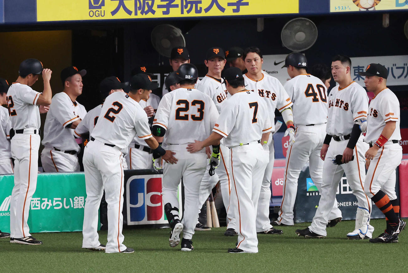 巨人対広島　9回裏巨人2死一、二塁、一飛に倒れた代打松田（背番号23）を支える巨人の選手たち（撮影・宮地輝）