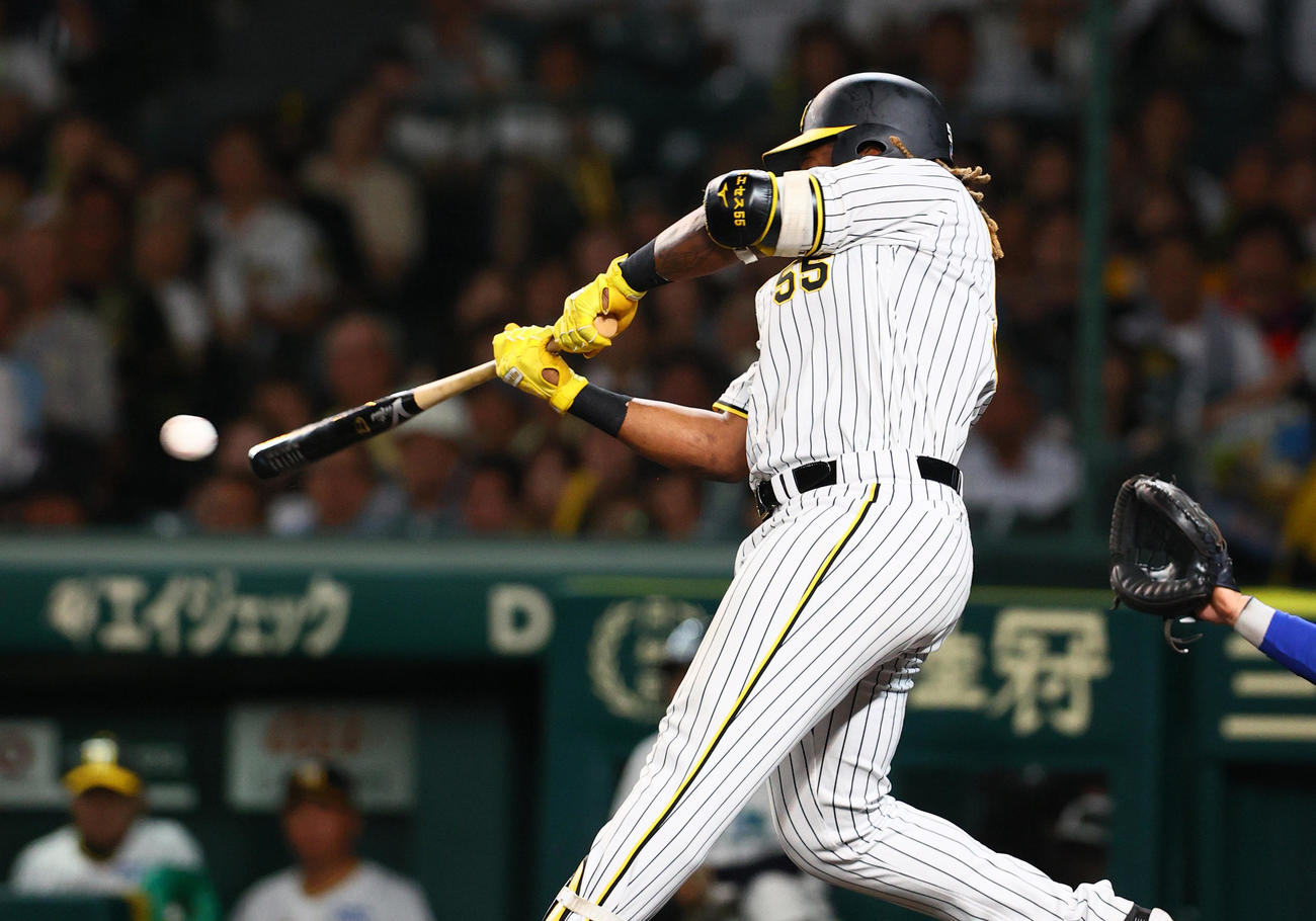 阪神対DeNA 8回裏阪神2死一、二塁、代打ミエセスは左前適時打を放つ（撮影・上山淳一）