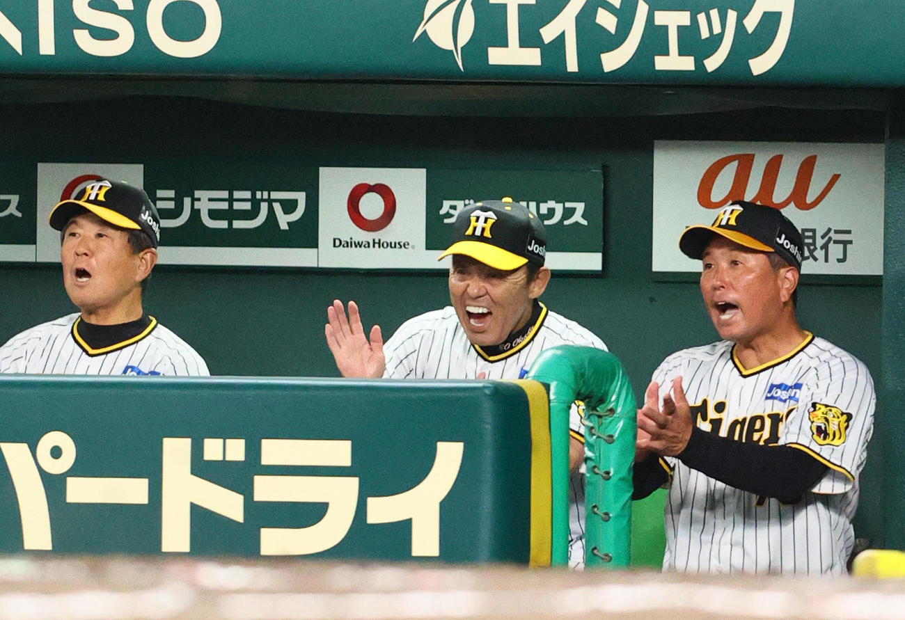 阪神対DeNA 8回裏阪神2死一、二塁岡田監督（中央）は、代打ミエセスが左前適時打を放ち歓喜する（撮影・上山淳一）