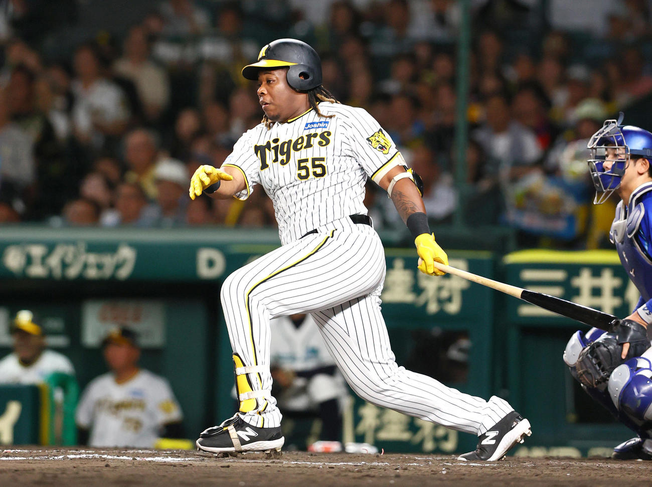 阪神対DeNA 8回裏阪神2死一、二塁、代打ミエセスは左前適時打を放つ（撮影・上山淳一）