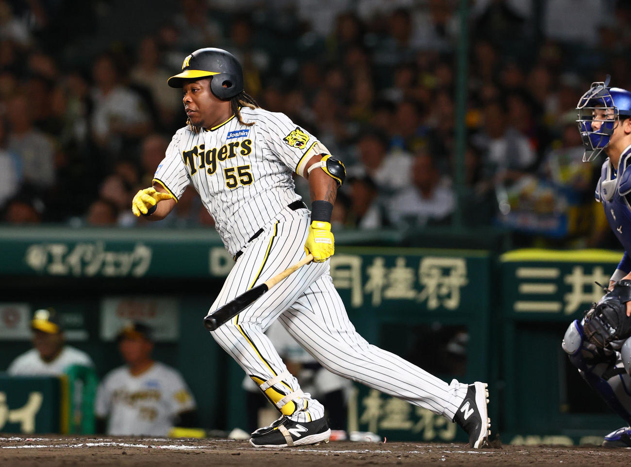 阪神対DeNA 8回裏阪神2死一、二塁、代打ミエセスは左前適時打を放つ（撮影・上山淳一）