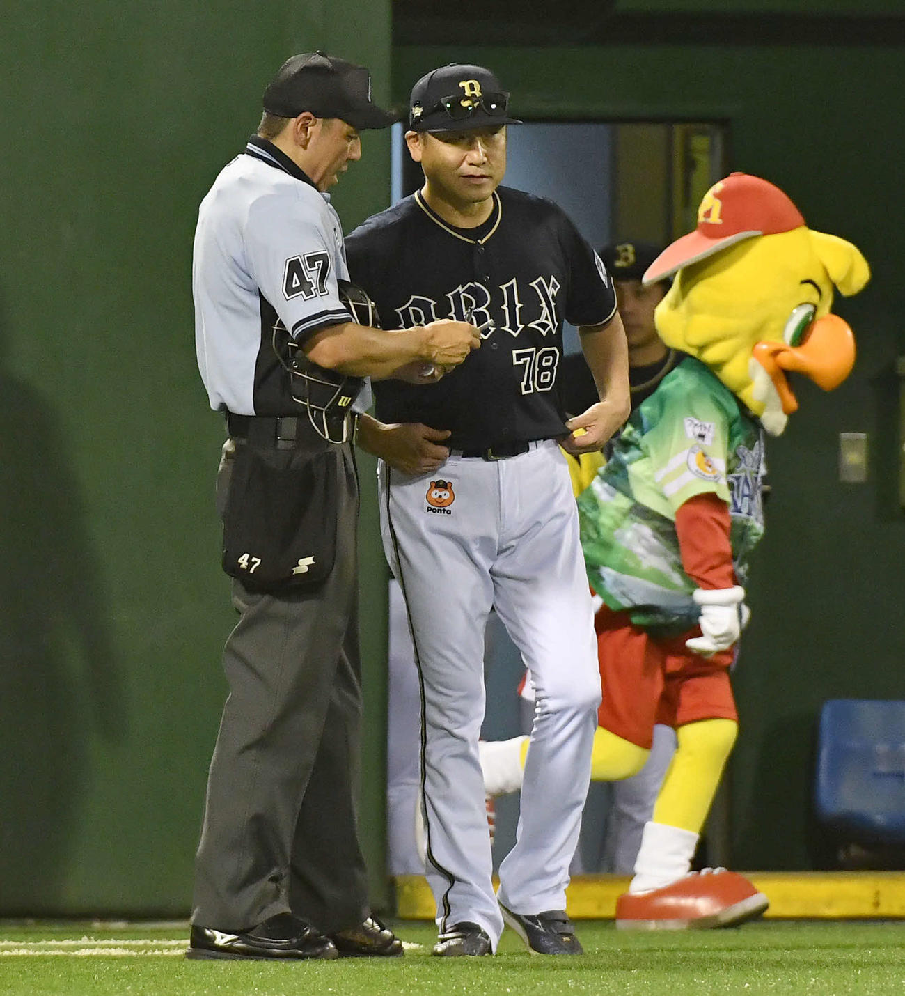 ソフトバンク対オリックス　4回表終了後、投手の交代を告げる中嶋監督（撮影・岩下翔太）