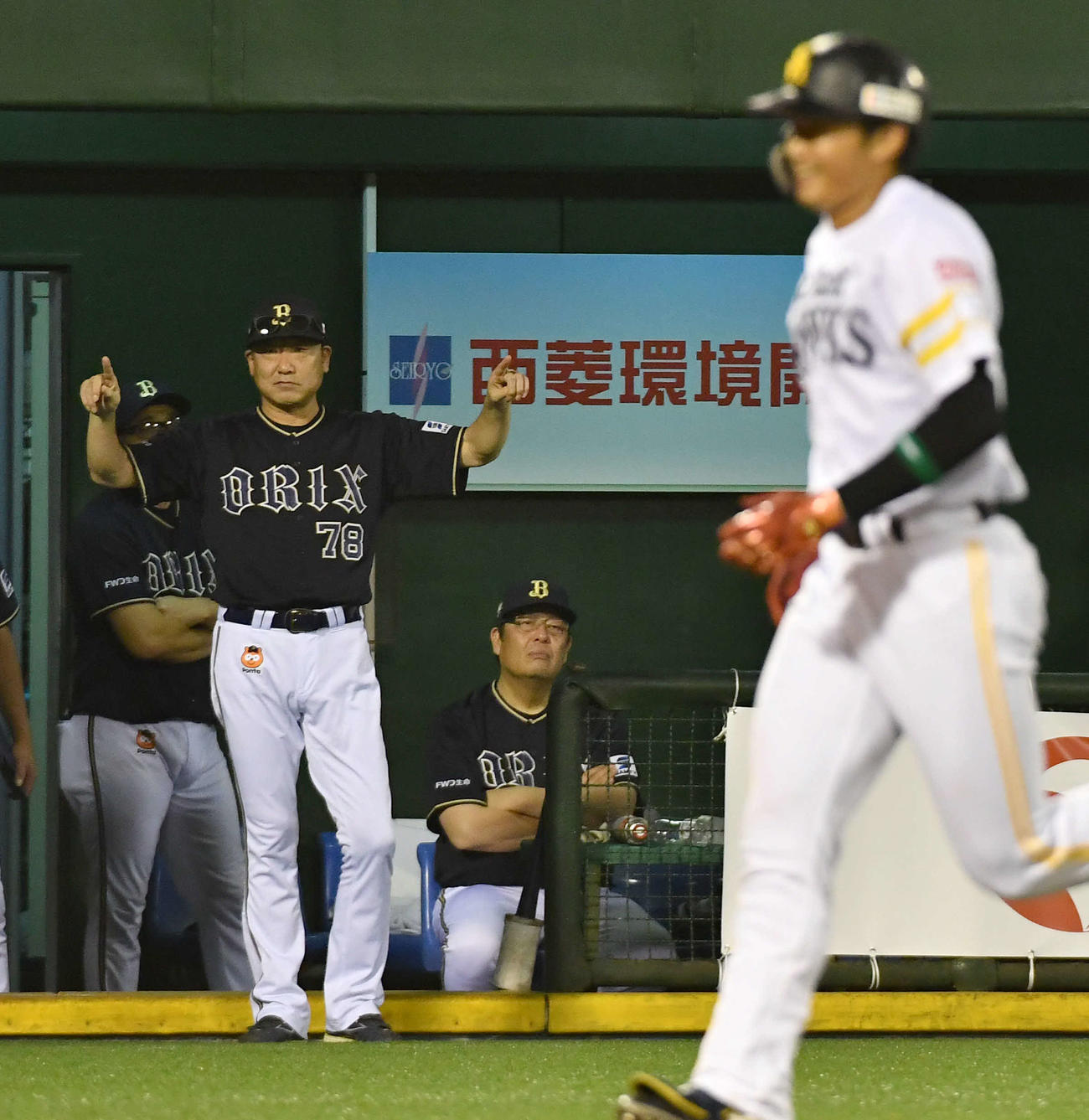 ソフトバンク対オリックス　3回裏ソフトバンク1死一、二塁、生海（手前右）の左翼ポール際への打球にリクエストを要求する中嶋監督（撮影・岩下翔太）
