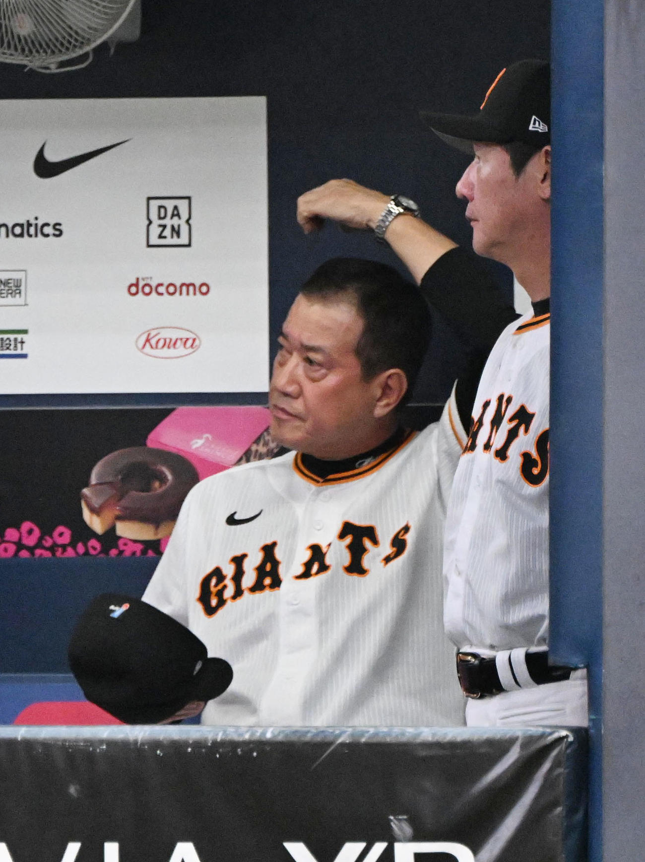 巨人対広島　8回を終えベンチで帽子を取る巨人原監督（撮影・和賀正仁）