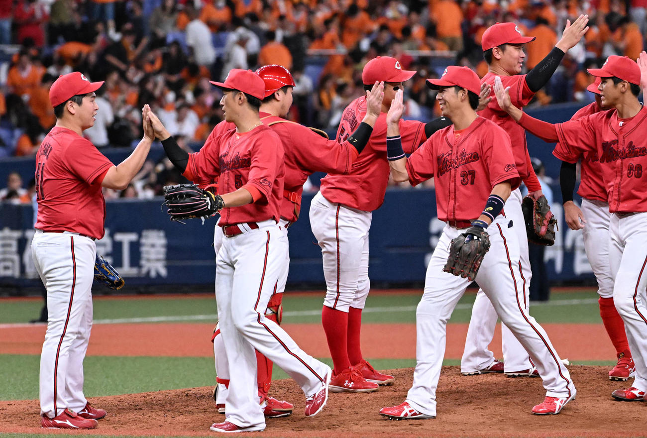 巨人対広島　巨人に勝利に喜ぶ広島ナイン（撮影・石井愛子）