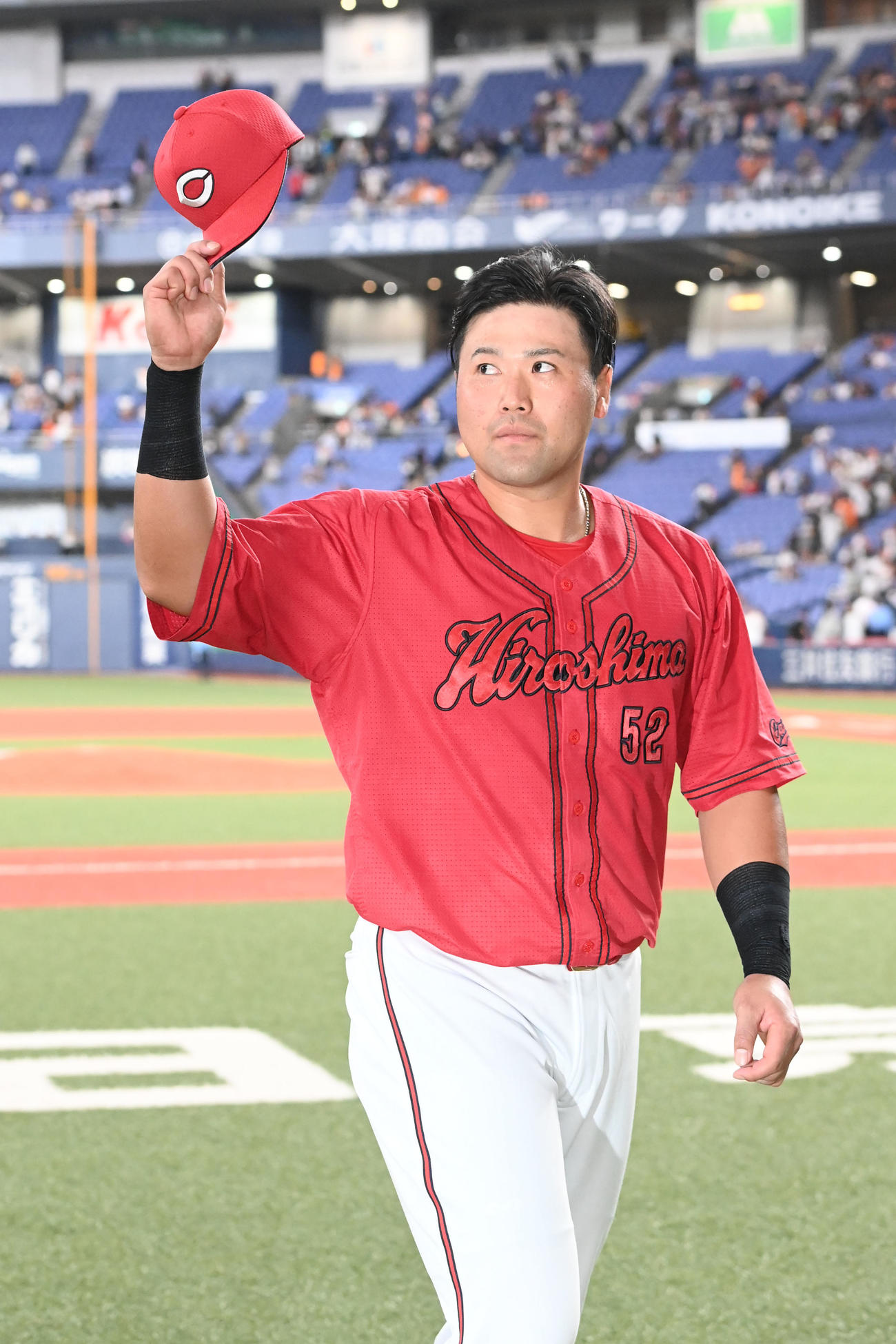 巨人対広島　ヒーローインタビュー後、ファンに帽子を振る末包（撮影・和賀正仁）