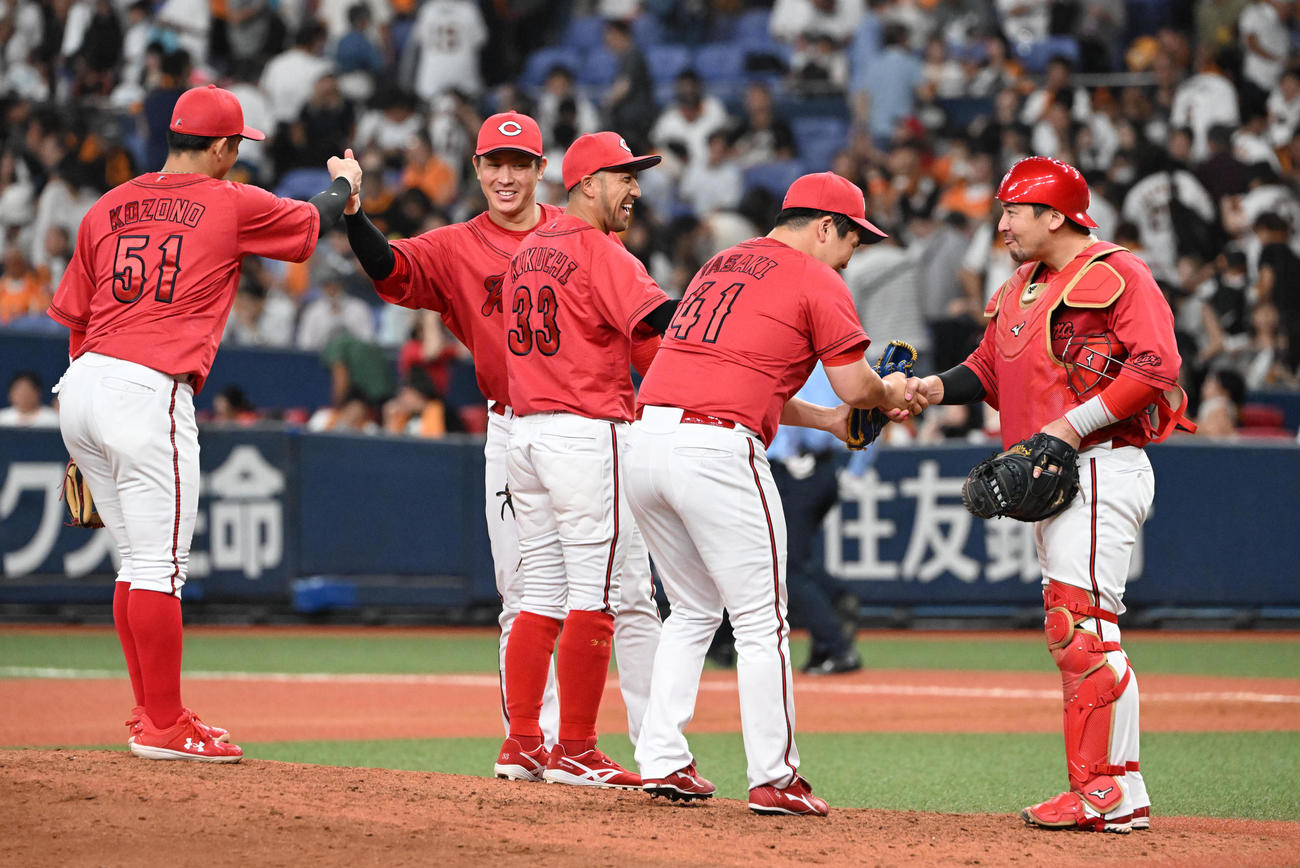 巨人対広島　巨人に逆転勝ちし、マウンドでハイタッチする広島ナイン（撮影・和賀正仁）