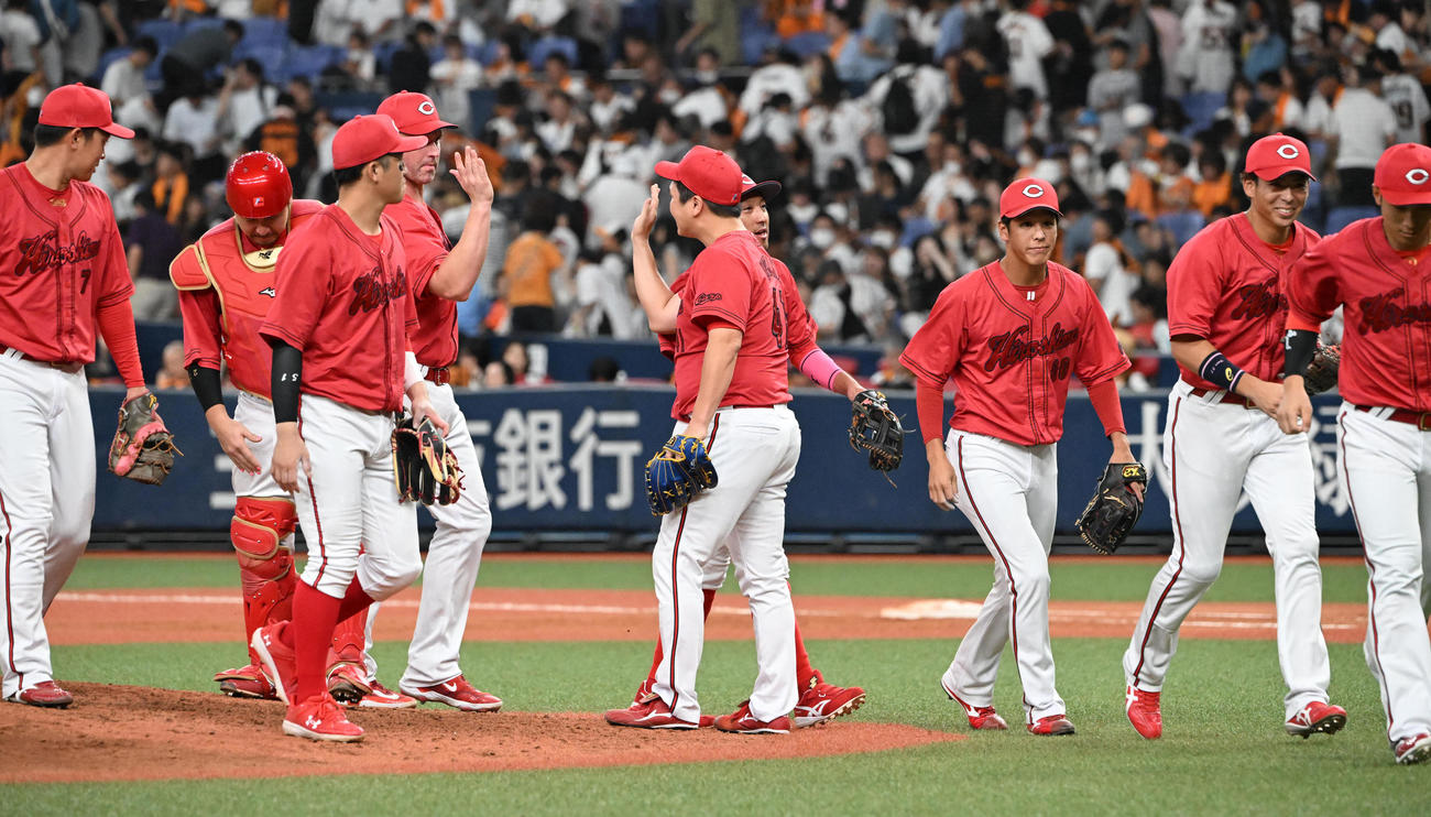 巨人対広島　巨人に逆転勝ちし、マウンドでハイタッチする広島ナイン（撮影・和賀正仁）