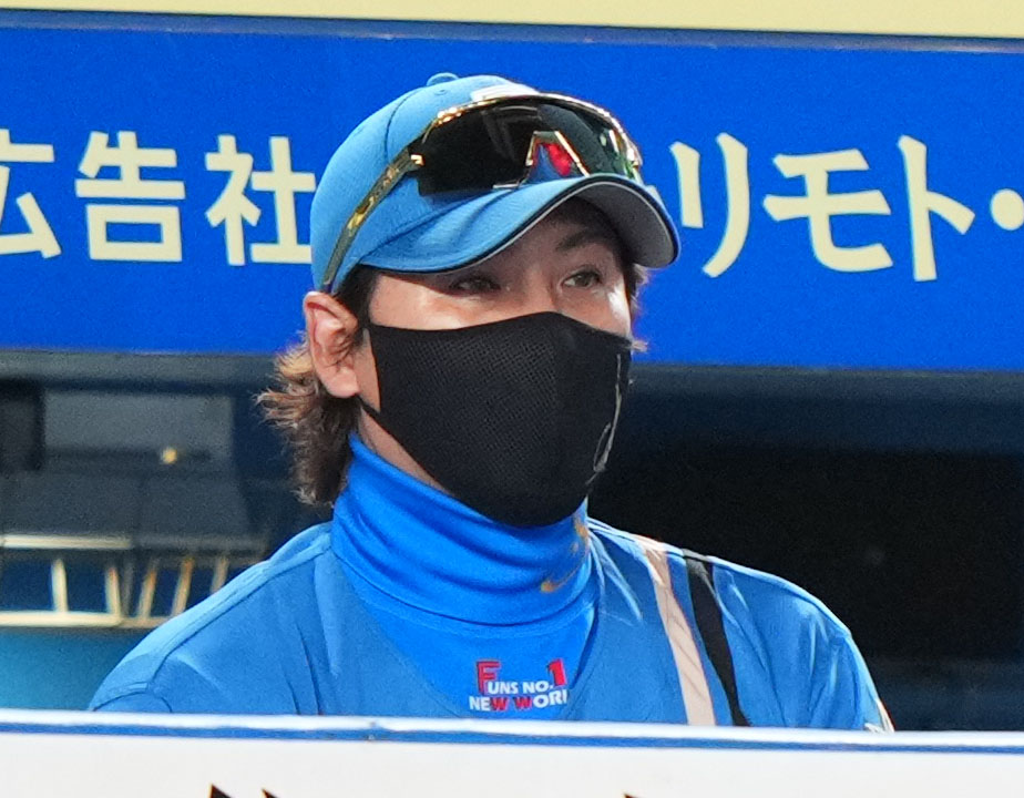 ロッテ対日本ハム　試合を見つめる日本ハム新庄監督（撮影・横山健太）
