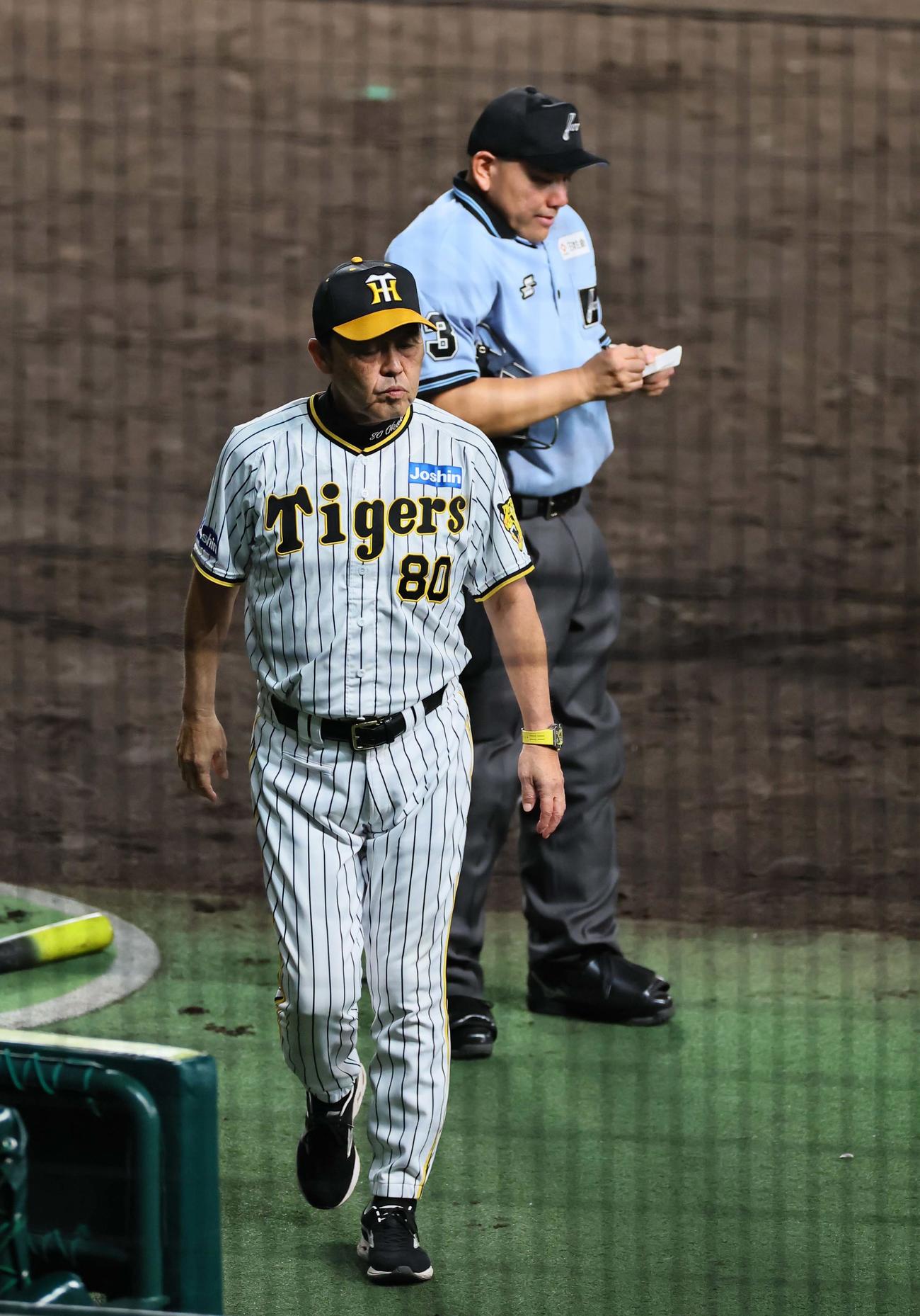 阪神対DeNA　選手交代を告げベンチに引き揚げる岡田監督（撮影・上田博志）