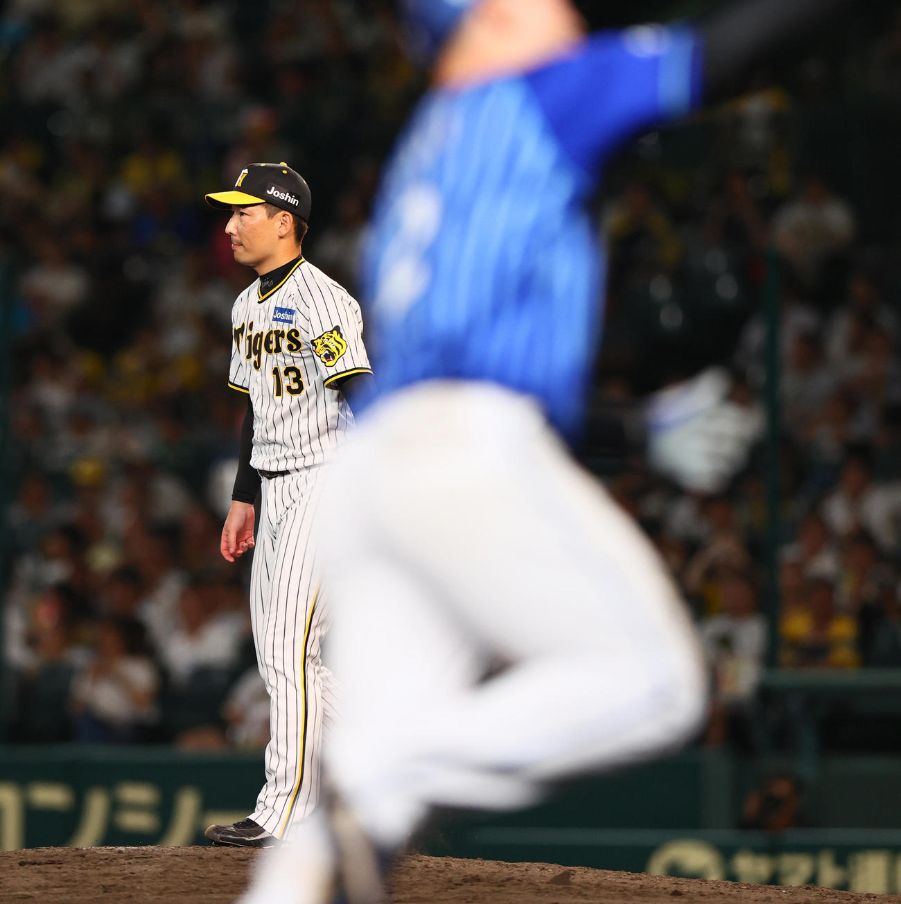 阪神対DA 9回表DeNA無死、岩崎（左）は牧秀悟に左越えソロ本塁打を被弾する（撮影・上山淳一）
