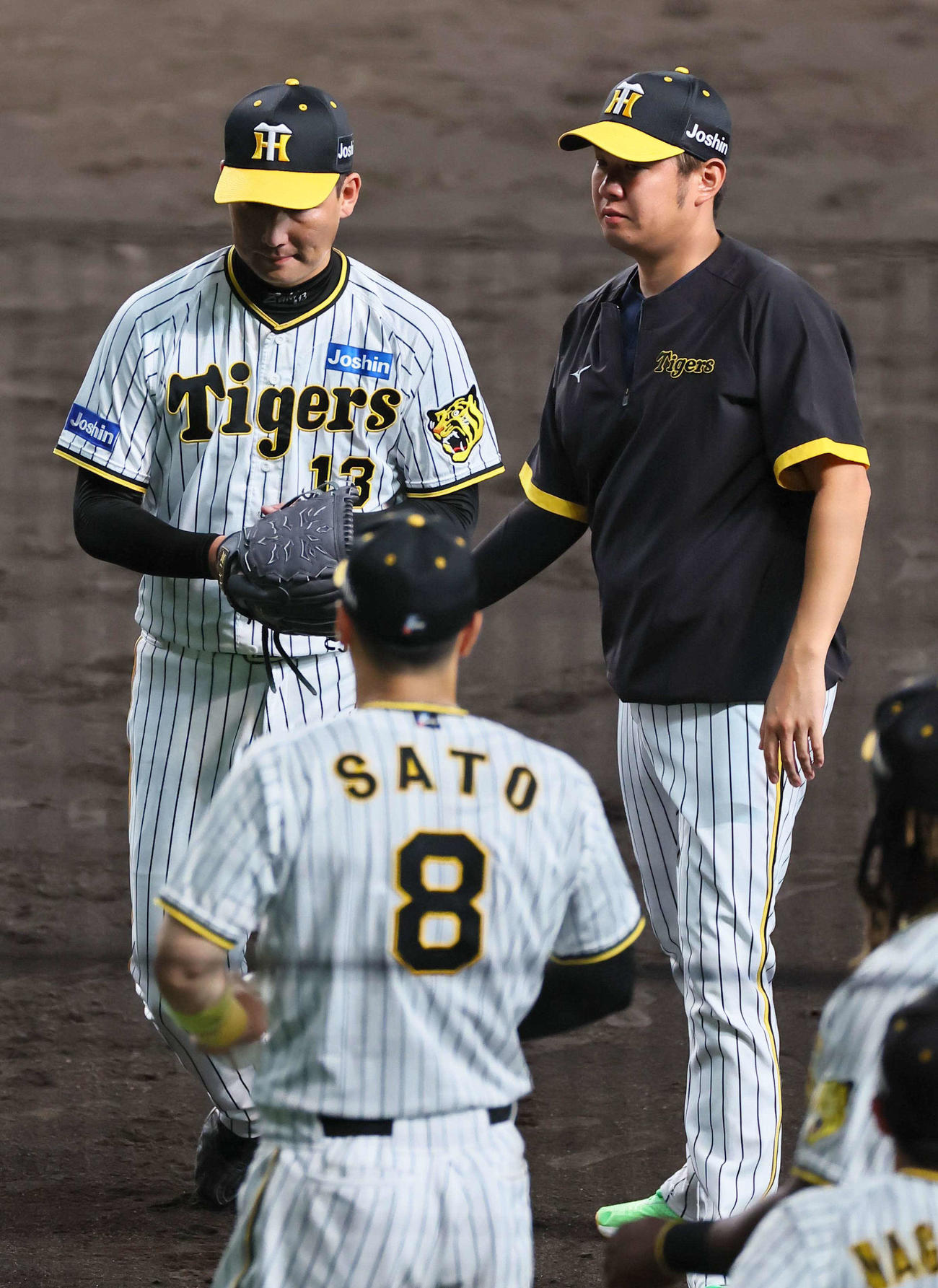 阪神対DeNA 9回、逆転を許し降板する岩崎（左）。右は出迎える西勇（撮影・上田博志）