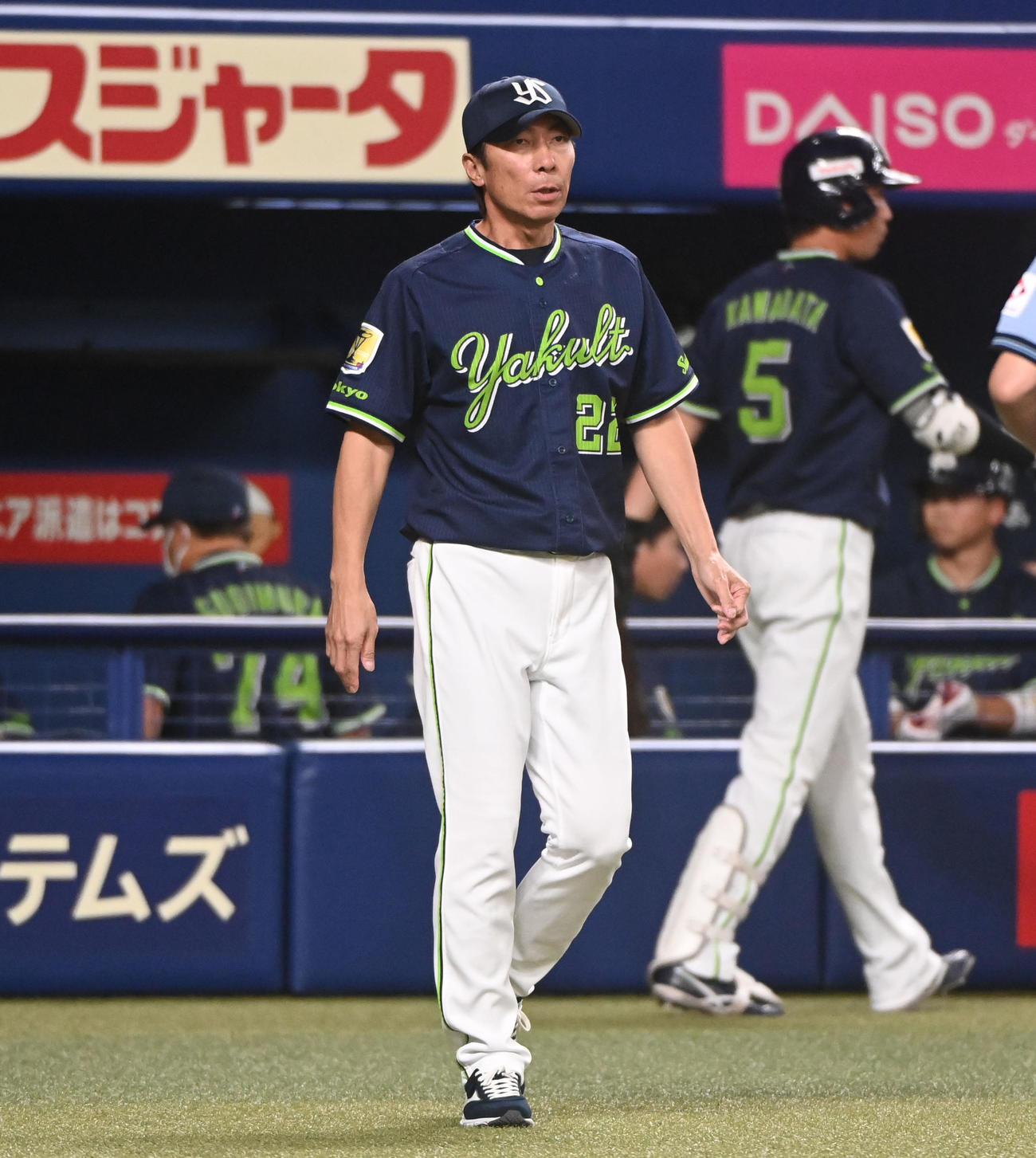 中日対ヤクルト　7回表終了、投手交代を告げる高津監督（手前）（撮影・森本幸一）