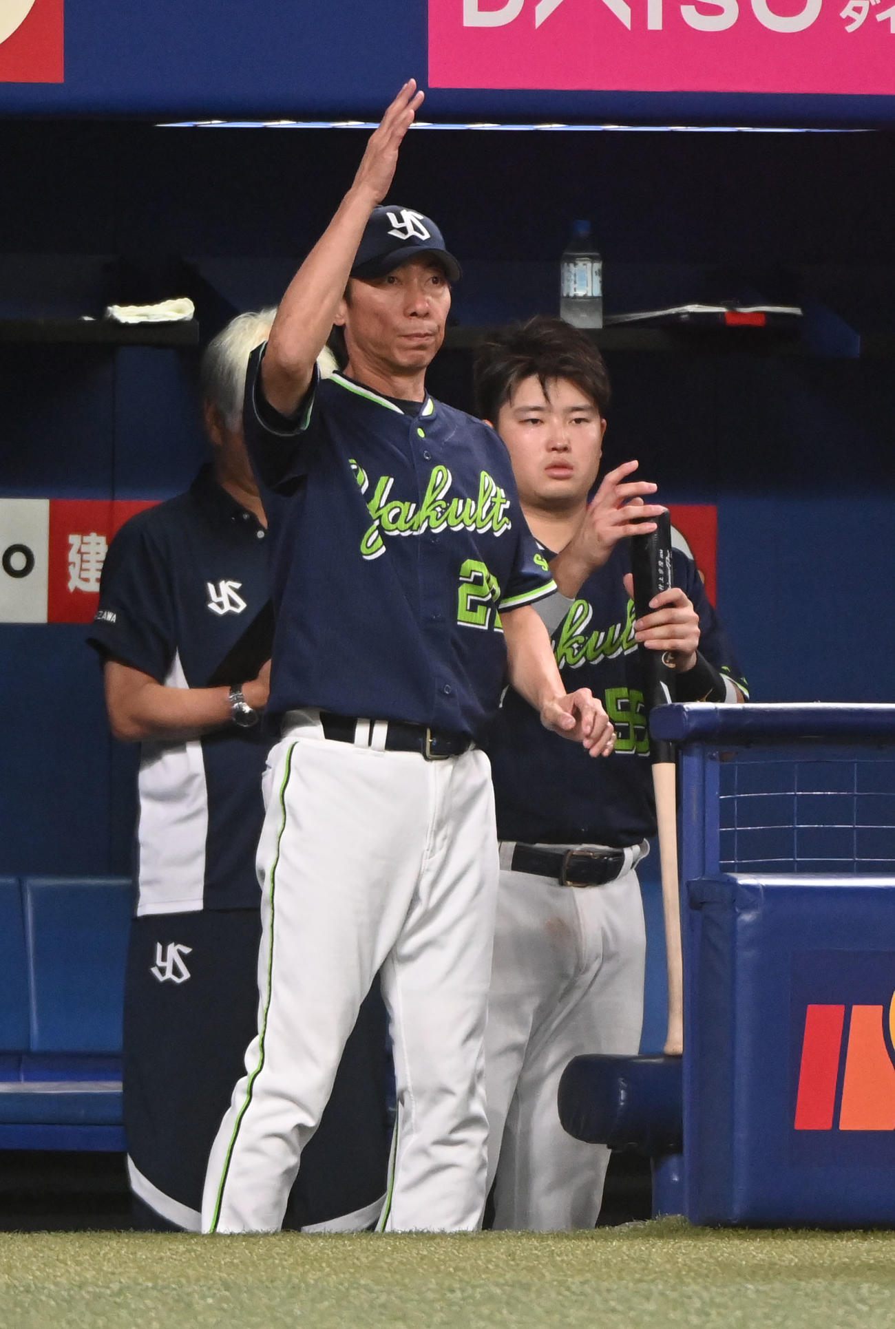 中日対ヤクルト　7回表ヤクルト2死一塁、代打を告げる高津監督（手前）（撮影・森本幸一）