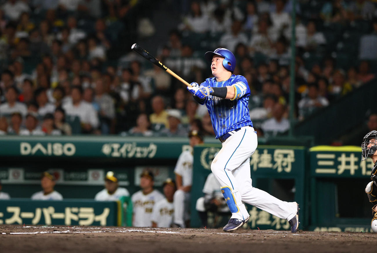 阪神対DeNA 9回表DeNA無死、牧は2者連続となる左越えソロ本塁打を放つ（撮影・上山淳一）