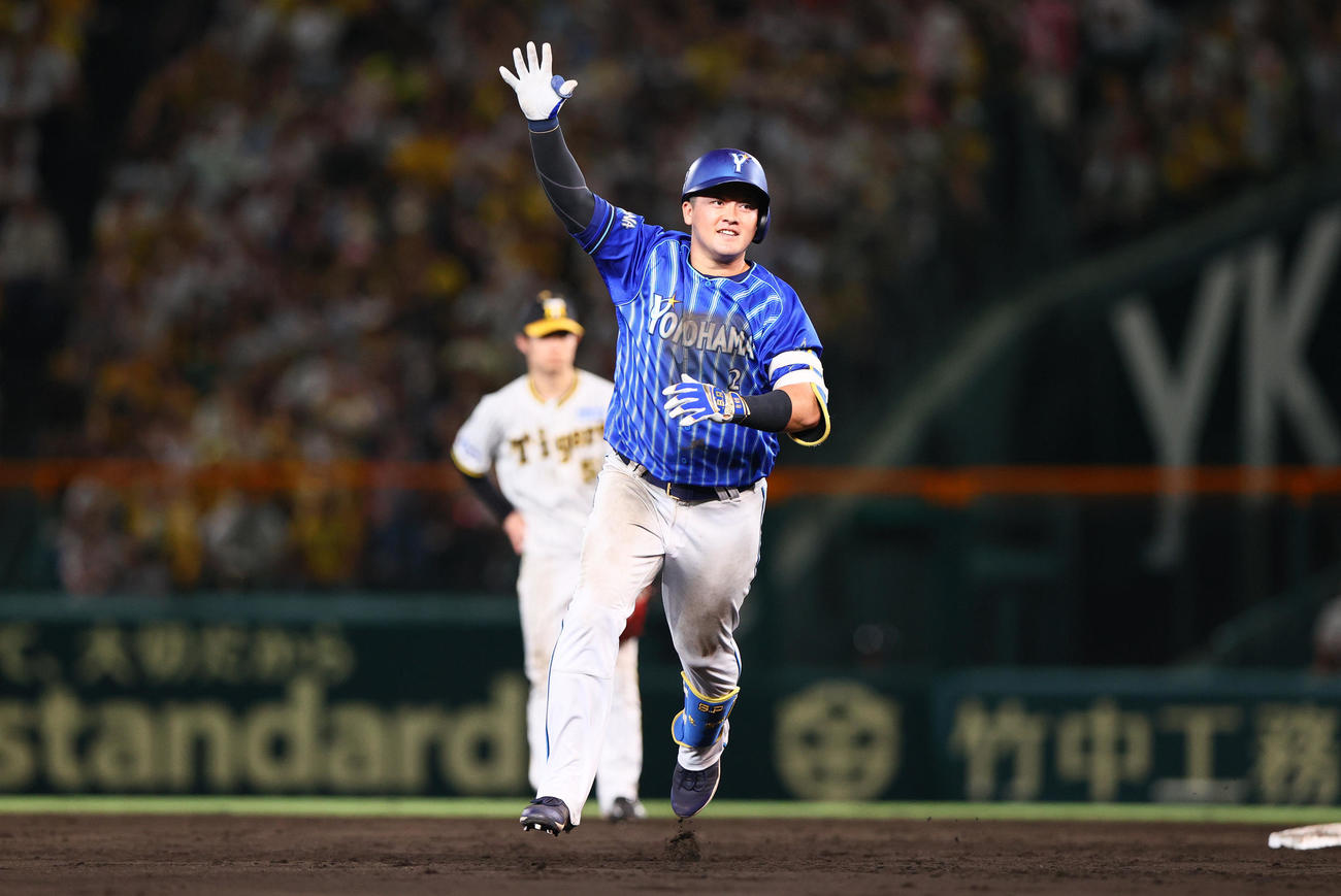 阪神対DeNA 9回表DeNA無死、牧（手前）は2者連続となる左越えソロ本塁打を放ちダイヤモンドを1周する（撮影・上山淳一）