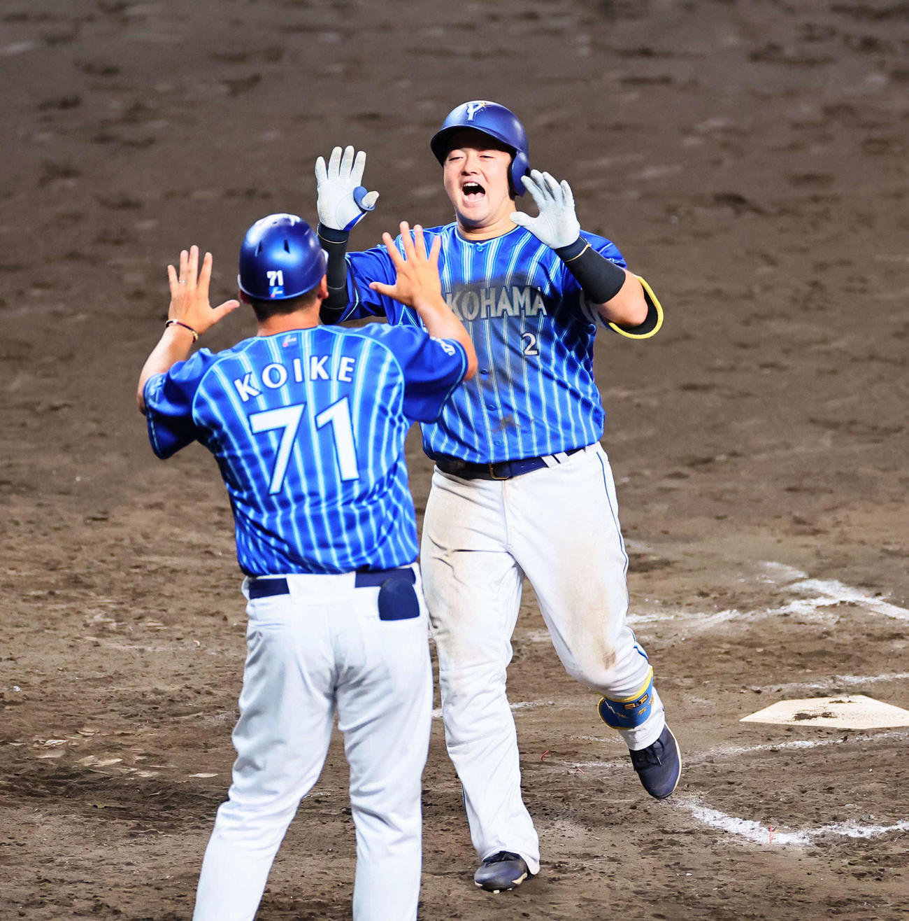 阪神対DeNA 9回表DeNA無死、牧（右）は左越えソロ本塁打を放ち、笑顔で生還（撮影・上田博志）