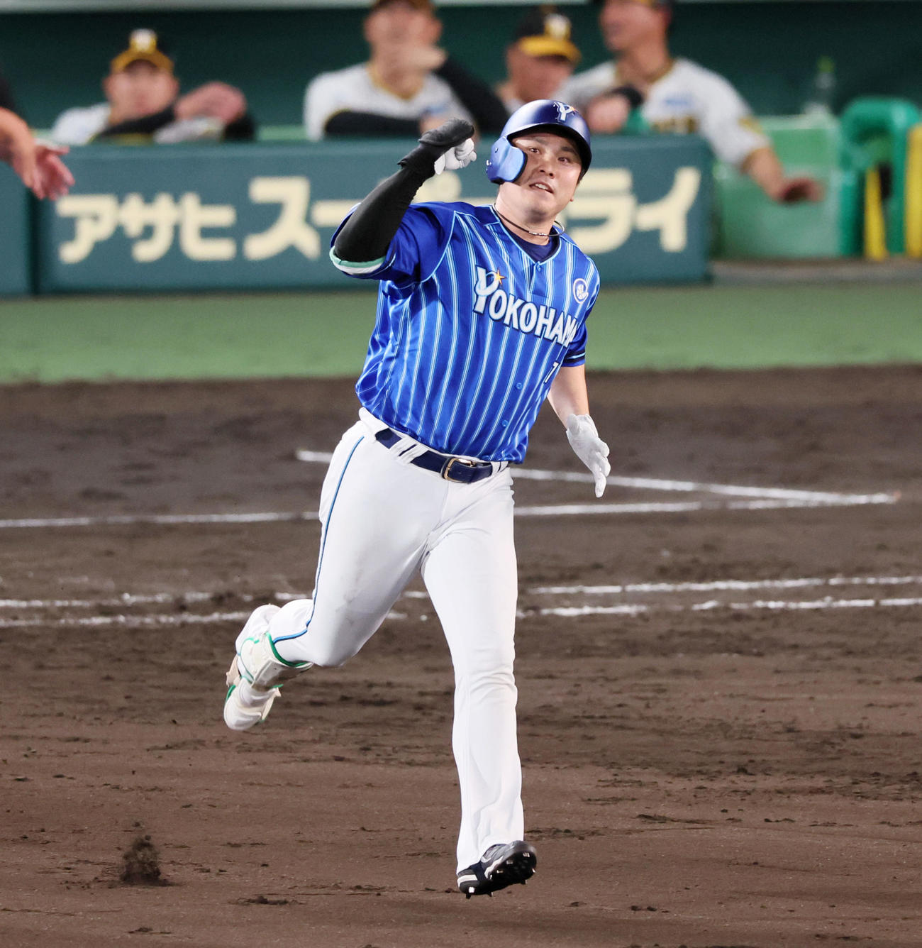 阪神対DeNA 9回表DeNA無死一塁、佐野は中越え2点本塁打を放ちガッツポーズを見せる（撮影・加藤哉）