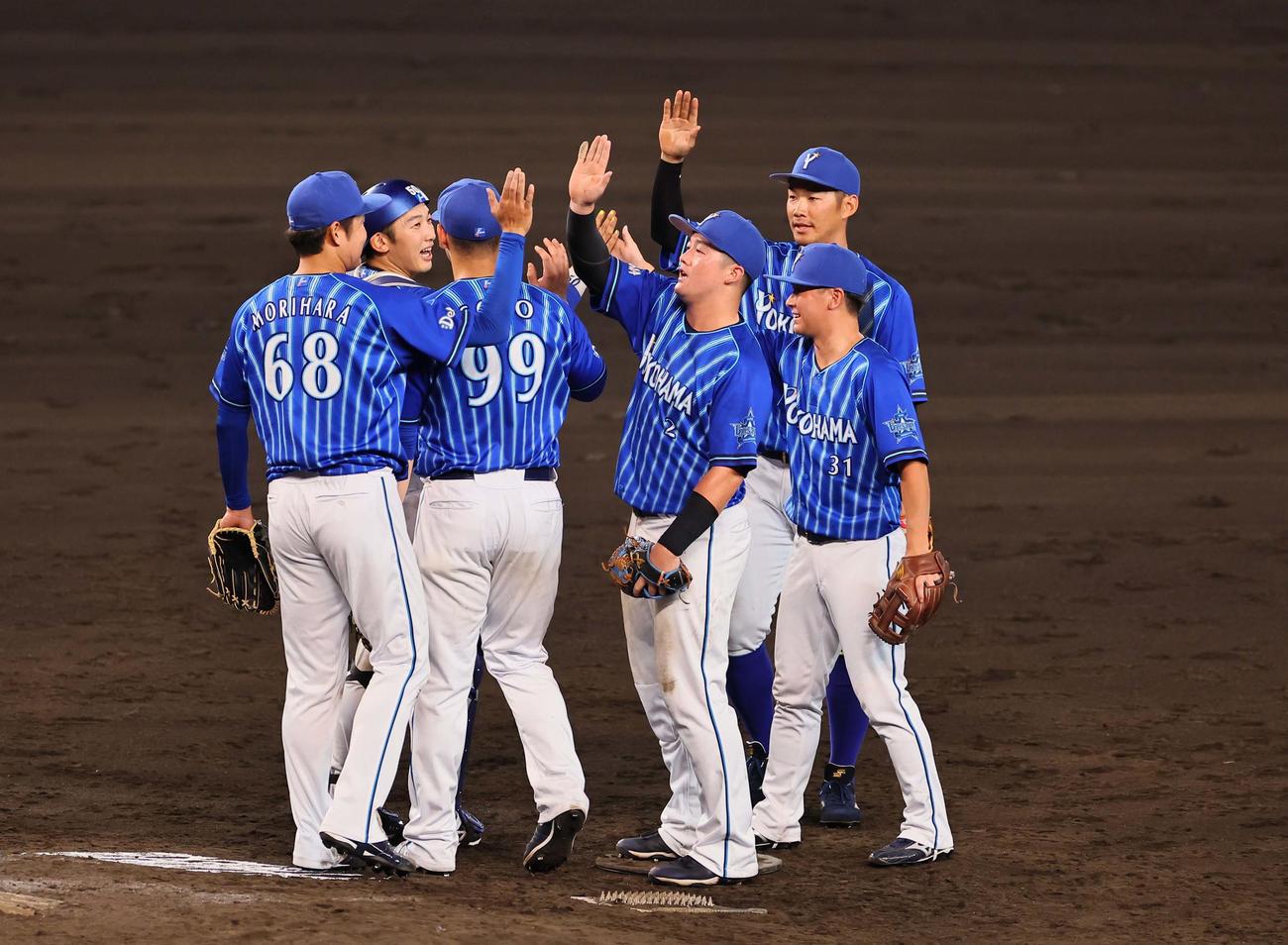 阪神対DeNA　牧（右から3人目）は阪神に勝利しナインとハイタッチをする（撮影・上田博志）