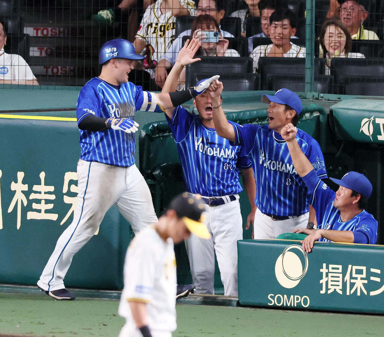 阪神対DeNA 9回表DeNA無死、左越え勝ち越し本塁打を放ち三浦監督（右）と笑顔でタッチする牧（撮影・加藤哉）