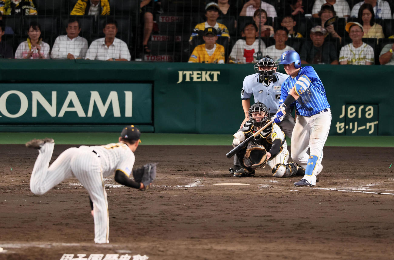 阪神対DeNA 9回表DeNA無死、牧は左越えソロ本塁打を放つ。投手は岩崎（撮影・加藤哉）