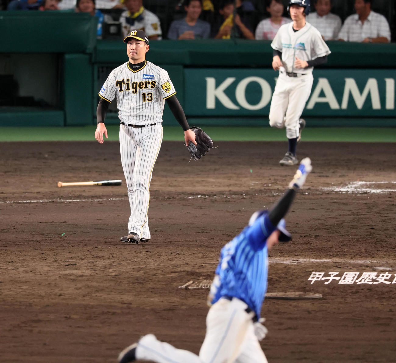 阪神対DeNA 9回表DeNA無死、岩崎は牧に左越え勝ち越し本塁打を浴びる（撮影・加藤哉）