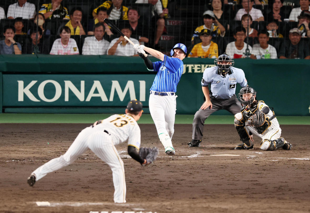 阪神対DeNA 9回表DeNA無死一塁、佐野は中越え2点本塁打を放つ。投手は岩崎（撮影・加藤哉）
